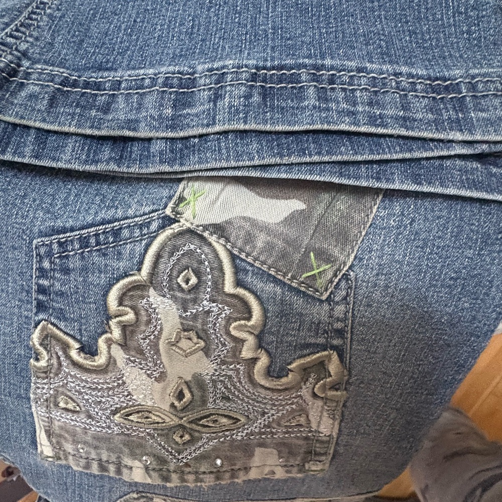 Gorgeous Embroidered Women's Jeans - Picture 12 of 16